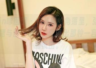 Feilin嗲囡囡 - 在私房的角落里，张俊佳的红裙与图包共舞，营造出那种一言难尽的氛围。
