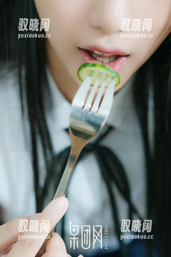GIRLT果团网 - 林弯弯的办公室写真全集，自拍需要创意，但完全没想到办公环境能这么...大胆吧？