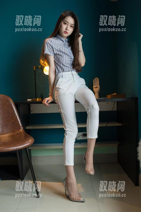 微密圈 - 双人吧！Sia不吃鱼写真集分享中，看我们如何优雅地捧着薯片！