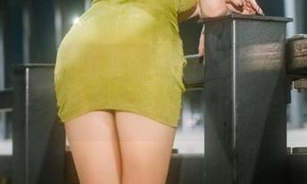 想要绿色连衣裙的慵懒气息？下载一张Tina很妖孽呀的美图，马上就能拥有！