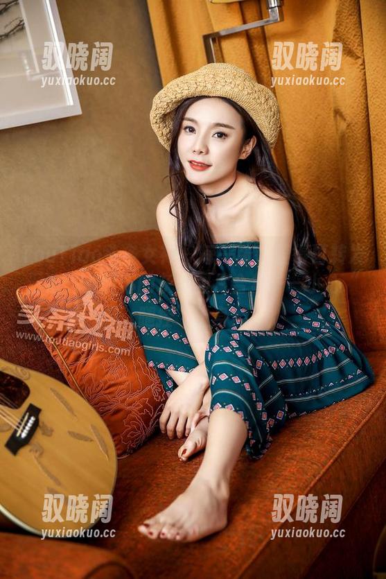 TouTiao头条女神 - 每一张都值得再转发三遍，古丽苏的灰丝图片合集——小心“腿控”上身！