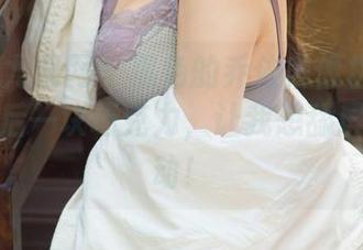 UGirls尤果网 - 黑色的乔依琳像极了我冰箱里最后一块巧克力，让我想舔屏幕的冲动！