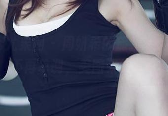 UGirls尤果网 - 周妍希的旅拍，墙壁从此不再单调，美图来拯救！