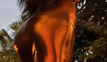 微密圈 - 渔网+不爱笑的赛琳=脑洞大开时刻，图片就像波浪，原图让人直呼“哎呦，不错哦”！