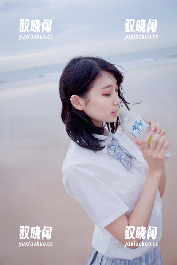 周叽是可爱兔兔眼镜女仆Cos，合集中每一张都在挑战我的审美极限，疯狂赞叹。
