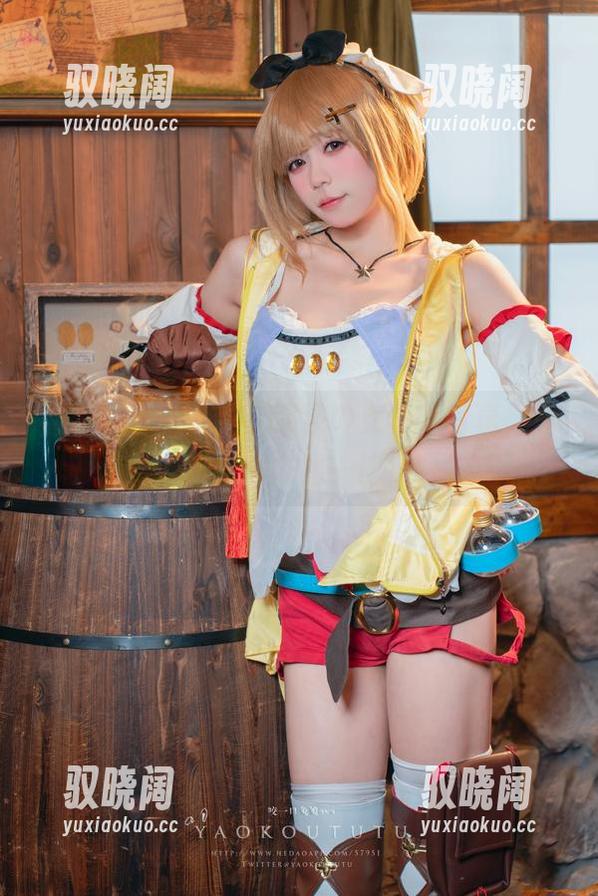 看咬一口兔娘的《温泉の女将》写真，忍不住想去比一比！