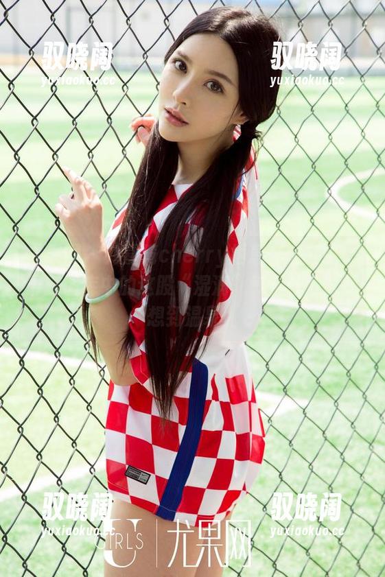 尤果网 - 刘嘉琦cherry栖息在浴缸中，最新图库中的这股“湿润”气氛让我瞬间想到温泉！