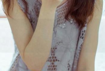 果团网 - 看周妍希白丝合集，似乎每一根丝线都在诉说…又在默默得意？