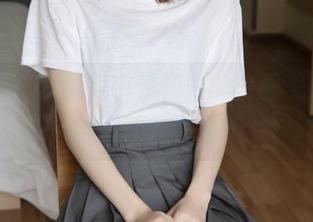 梦丝女神 - 图集中魏婷婷的校服美照，随便一角度都有青春气息！