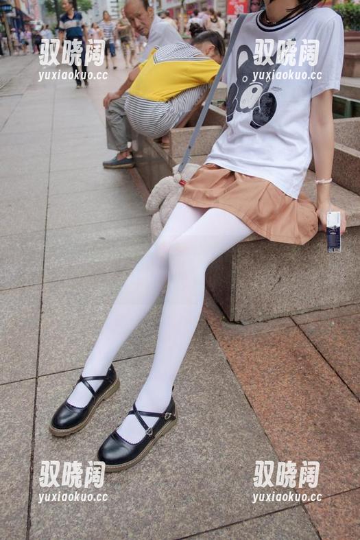 森萝财团的最新写真，毛衣黑丝，感觉我快要沉醉其中了