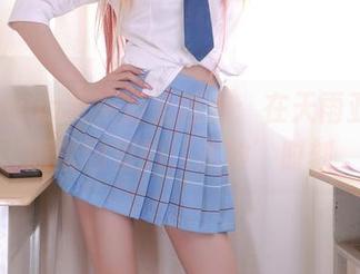 水淼aqua带来蔚蓝档案：在天雨亚子礼服套图里的‘走神’时刻