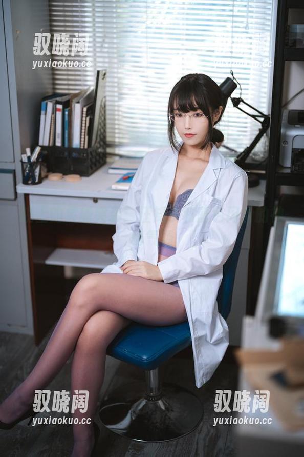 晚上的灵感突袭：汪知子和蓝色闪粉的神秘气场