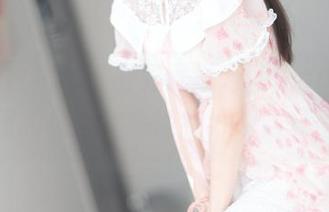 这一袭白裙，王羽杉既是万能的coser也是美图的代言，搞得我好想重复欣赏。