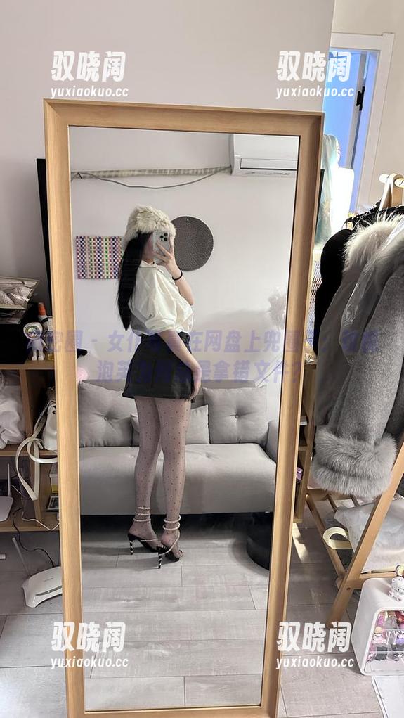 微密圈 - 女仆写真在网盘上兜圈子：玫桃泡芙为何总是拿错文件？