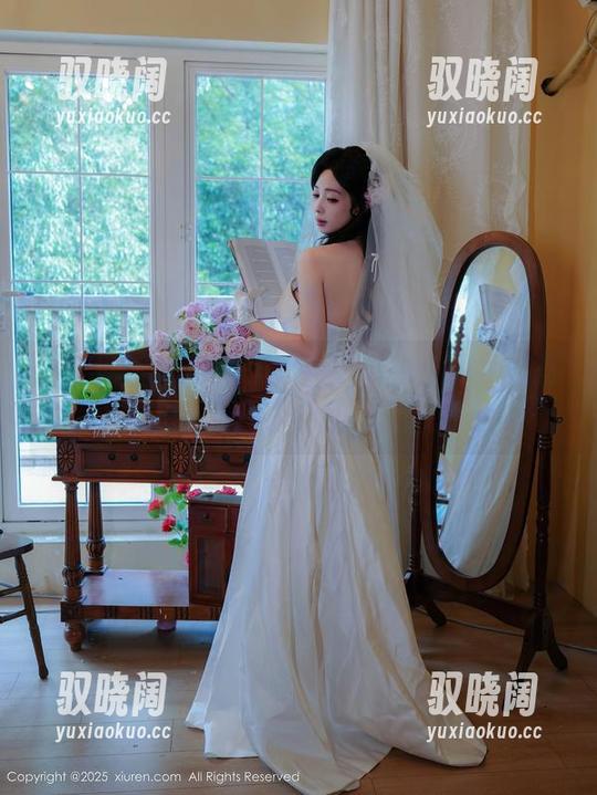 秀人网 - 这图库里的月酱儿纯白写真，有种让人不敢直视的气氛。