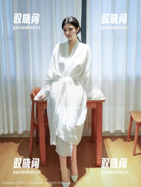 秀人网 - 清妙与泳装写真原图的美丽交融，仔细观察这波波光影下的小奇迹