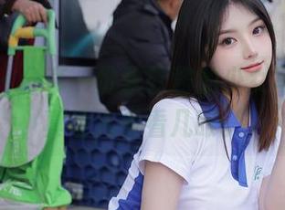 秀人网 - 分享一份软软酱的少女写真，果真让人多看几眼。