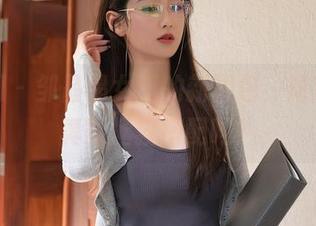 秀人网 - 邹晶晶女王的新图包，难道套装真能拯救搭配吗？