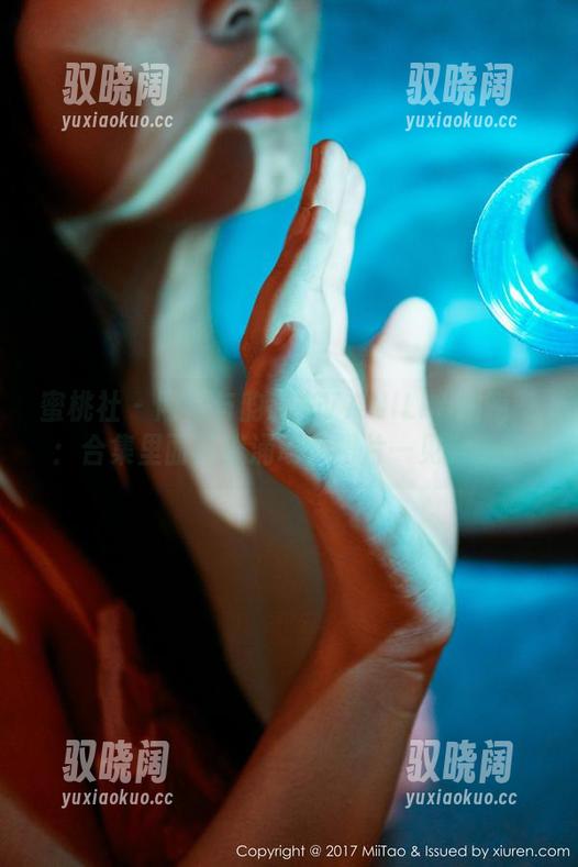 蜜桃社 - 网袜与韵莉娜VANILLA的唠嗑：合集里面暗流涌动，图片一见倾心！