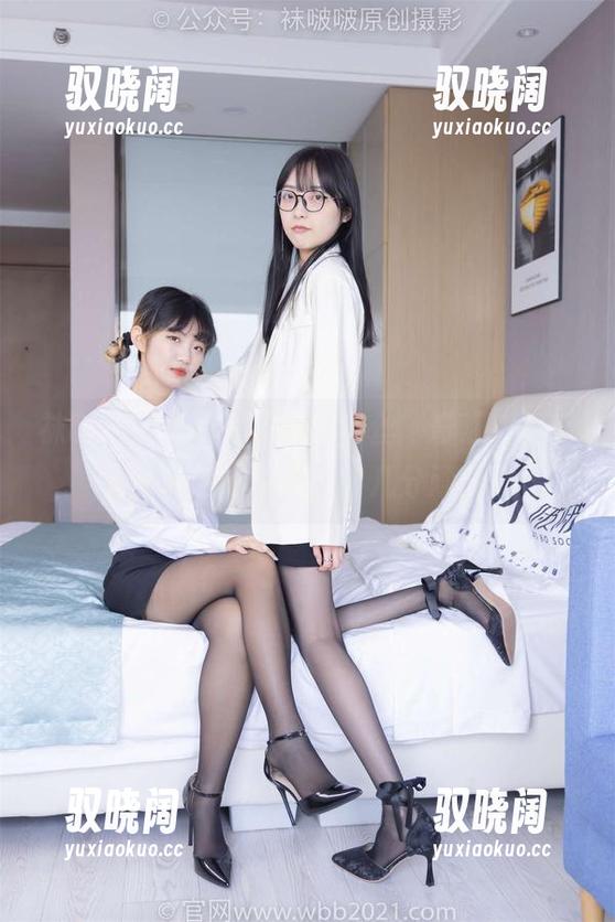 袜啵啵 - 小甜豆再现“肉丝”奇观，担手无圣光的作品，露出几分顽皮。