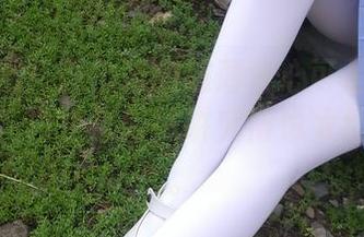又见原图！西尔酱的超薄背心可是带着一丝微风，白色吊带袜讲究得也太细腻了吧。