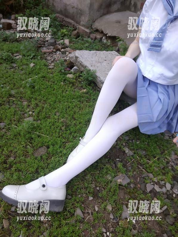 又见原图！西尔酱的超薄背心可是带着一丝微风，白色吊带袜讲究得也太细腻了吧。