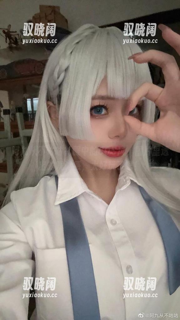 阿九从不咕咕礼服中的COS风，图片里透出的戏谑感，太好玩了吧！