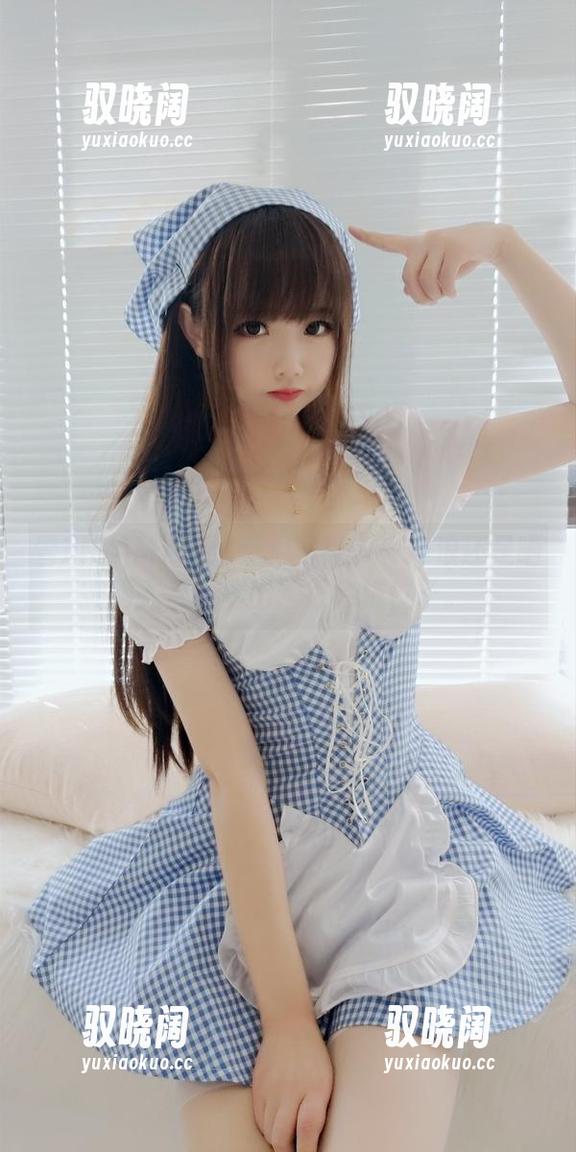 雪琪SAMA的比基尼写真——冲浪还是晒晒？都看得出她很会挑位子。