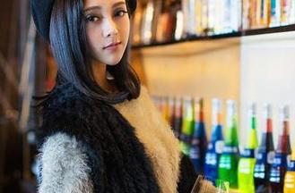 青豆客 - 画风突变？伍月yuer竟然拍了女仆，高清偷瞄到美好作品