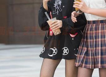 魔镜街拍 - 芝芝的蓝色泳衣，免费让你犯花痴！